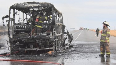 Así quedó el colectivo que se incendió. (Gentileza Jornada)