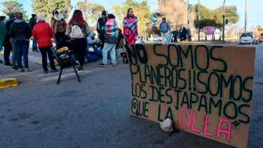 Los trabajadores de Desarrollo Social cortaron la Ruta 22 en Arroyito y no descartaban cortar en Neuquén capital. (Foto archivo Matías Subat).-