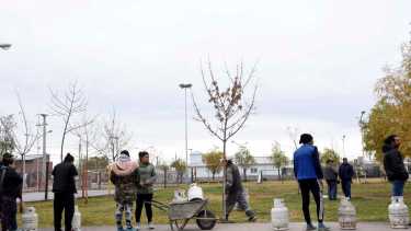 El camión garrafero tiene un diagrama quincenal por distintos puntos de ciudad, donde los beneficiarios esperan la descarga. Foto: Matías Subat.