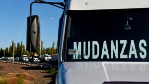 Se mudó de Tucumán a Cipolletti y le destrozaron las sillas en el viaje: deberán indemnizarla