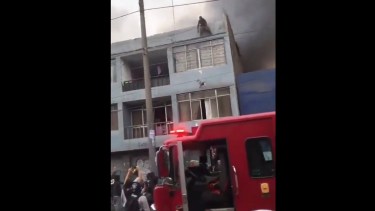 El momento en que Sebastián, el joven héroe, arroja a uno de los perros para ser recibido por los vecinos.