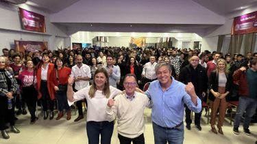 El líder del frente Neuquinizate acompañó a Gloria Ruiz en la presentación de su postulante. Foto: gentileza.