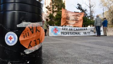 Profesionales de Salud reclaman en el centro de Neuquén este miércoles. Foto: Matías Subat