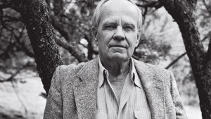 Murió Cormac McCarthy, el gran novelista norteamericano, autor de «No es país para viejos» y «La carretera»