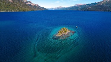 Bienvenidos al paraíso. A esta increíble isla a 12 km de Villa Traful se llega en lancha. Es el inicio del brazo norte del lago Traful que se extiende hasta el Pichi Traful. @villatrafulsup