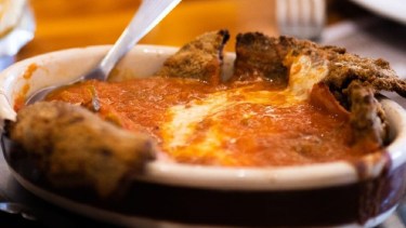 Vacaciones de invierno en Bariloche: la milanesa que hizo famosa a una fonda es una tentación