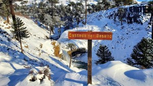 Video: caminata por el sendero de las cascadas de Caviahue nevado