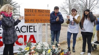 Familiares se reunieron esta mañana frente a la escuela de cadetes de Cipolletti. Foto: Gentileza.