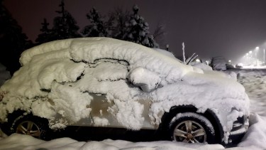 El fin de semana pasado nevó en Caviahue y así quedaron los autos en este paraíso de la cordillera neuquina. Foto: Valentina Sepúlveda.