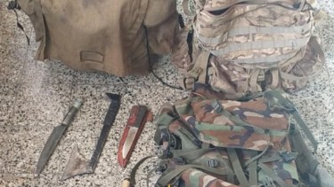 La policía secuestró cuchillos de caza y un arma de fuego. Foto: Gentileza.