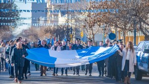 9 de Julio en Roca: con un desfile celeste y blanco se celebró el Día de la Independencia