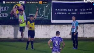 La insólita expulsión de un jugador de Argentino de Merlo por hacer pis en la cancha