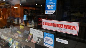 Inspectores, custodiados por policías, clausuran seis locales en una galería céntrica de Bariloche