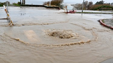 El agua fluye en la avenida Costanera y se amplió el socavón. Foto: Chino Leiva