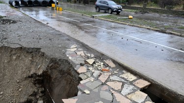 El primer desmoronamiento se produjo en la vereda de la avenida 12 de Octubre y Ruiz Moreno. Foto: archivo