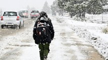 Imagen de Después de tanta lluvia, llegó la nieve y complicó aún más los barrios de Bariloche