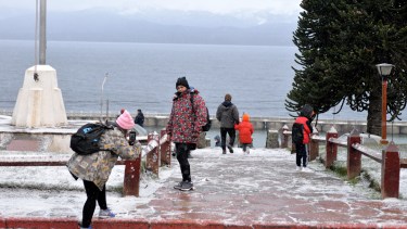 La nieve pintó de blanco el Centro Cívico y fue una fiesta para los turistas. Foto: Chino Leiva