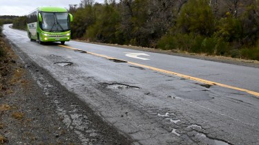 Los automovilistas en algunos sectores se arriesgan a invadir el carril contrario para esquivar los pozos de la Ruta 40. Foto: Chino Leiva