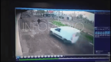 Un joven repartidor atropelló al delincuente que le robó dinero y un celular. 