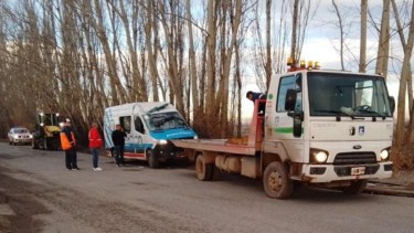 Una ambulancia volcó en ruta 65 en Cipolletti. Foto: gentileza 