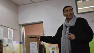 El intendente José Rioseco votó en el IFD N° 1 de Cutral Co (Foto: Fernando Ranni)