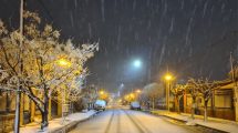 Imagen de Nieve en Cutral Co y Plaza Huincul: desde la madrugada, la ciudad se cubrió de blanco