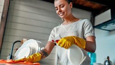 Las empleadas domésticas deben cobrar un incremento del 6% con los haberes de junio, a mes vencido.-