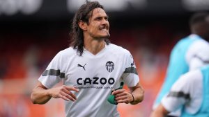 Cada vez más cerca de Boca: Cavani no viaja a la pretemporada con Valencia