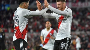 Beltrán festeja con Solari luego de abrir el marcador en el triunfo de River sobre Racing. (Foto: River Plate)