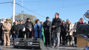 El acto oficial se desarrolló en la Plaza Centenario, en un escenario que luego albergó espectáculos de artistas locales 
