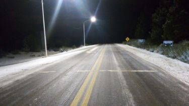 El hielo genera condiciones de extrema precaución para transitar por la Circunvalación de Bariloche. Foto: Gentileza