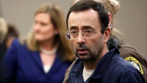 Apuñalaron en la cárcel a Larry Nassar, el médico condenado por abusar sexualmente de gimnastas en EEUU