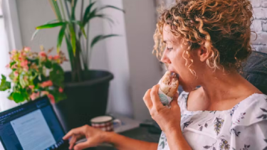 El ritmo de vida actual hace que con frecuencia robemos tiempo a cuestiones tan fundamentales como la alimentación.