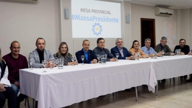 Los referentes políticos reunidos este martes en Villa Regina para apoyar la candidatura de Sergio Massa. 