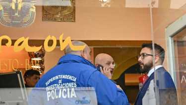 El fiscal jefe Vignaroli y el fiscal del caso Narváez, durante el allanamiento en el comercio de Soiza. (Archivo/Flor Salto)