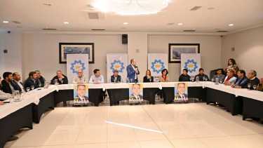 Los integrantes de la mesa Massa Presidente en Neuquén mostraron la amplitud del agrupamiento proselitista para el 13 de agosto (Florencia Salto)