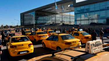 El tránsito colapsó en la avenida Leloir por el piquete de los taxistas. (Matías Subat)