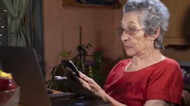 Jubilados y pensionados afiliados a PAMI pueden gestionar los medicamentos gratis a través de WhatsApp.-