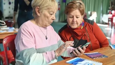 Jubilados y pensionados de PAMI pueden elegir el servicio médico a través de WhatsApp.-