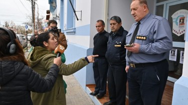El reclamo de  justicia llegó hasta la Jefatura de Policía. Foto: Marcelo Ochoa.