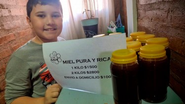 Tiene 9 años y vende miel en Regina para juntar dinero. Foto: Facebook.