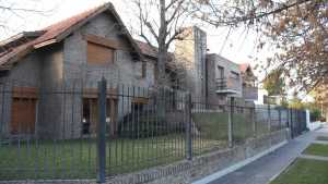 Investigan un robo millonario en la casa del exgobernador Pablo Verani en Roca
