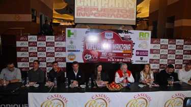 La Vuelta de la Manzana por el Rally Argentino fue presentada por el presidente de la AVGR, Jorge Goyo Martínez junto a pilotos, autoridades provinciales y municipales. Foto: Andrés Maripe