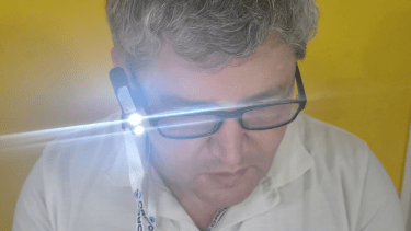 Cuando el dispositivo enciende la luz es porque está leyendo el texto. foto: gentileza.