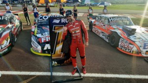 Manu Urcera dio una vuelta soñada y logró la pole del Turismo Carretera en Posadas