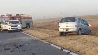 El automóvil y el camión impactaron de frente, causando la muerto del joven de 19 años. Foto: Clarín. 