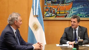 Montoya, este martes, junto a Sergio Massa en el Ministerio de Economía. Foto: Gentileza Infobae. 