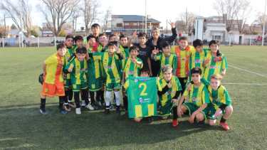 Noelia Troncoso es la primera mujer ténica de un equipo masculino en la Liga Lifune. Foto: Gentileza, Zapala Noticias