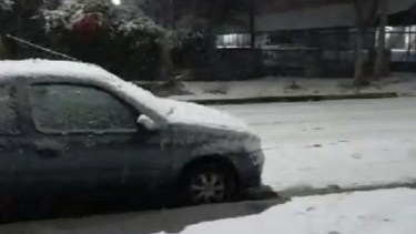 Una intensa nevada pintó de blanco a Junín de los Andes este martes por la noche. Foto: Captura video Lucía Pysny. 