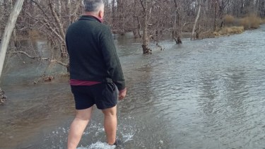 Crudo relato de un vecino de Centenario: "Tengo que caminar 700 metros por el agua hasta mi casa". Foto: Gentileza.